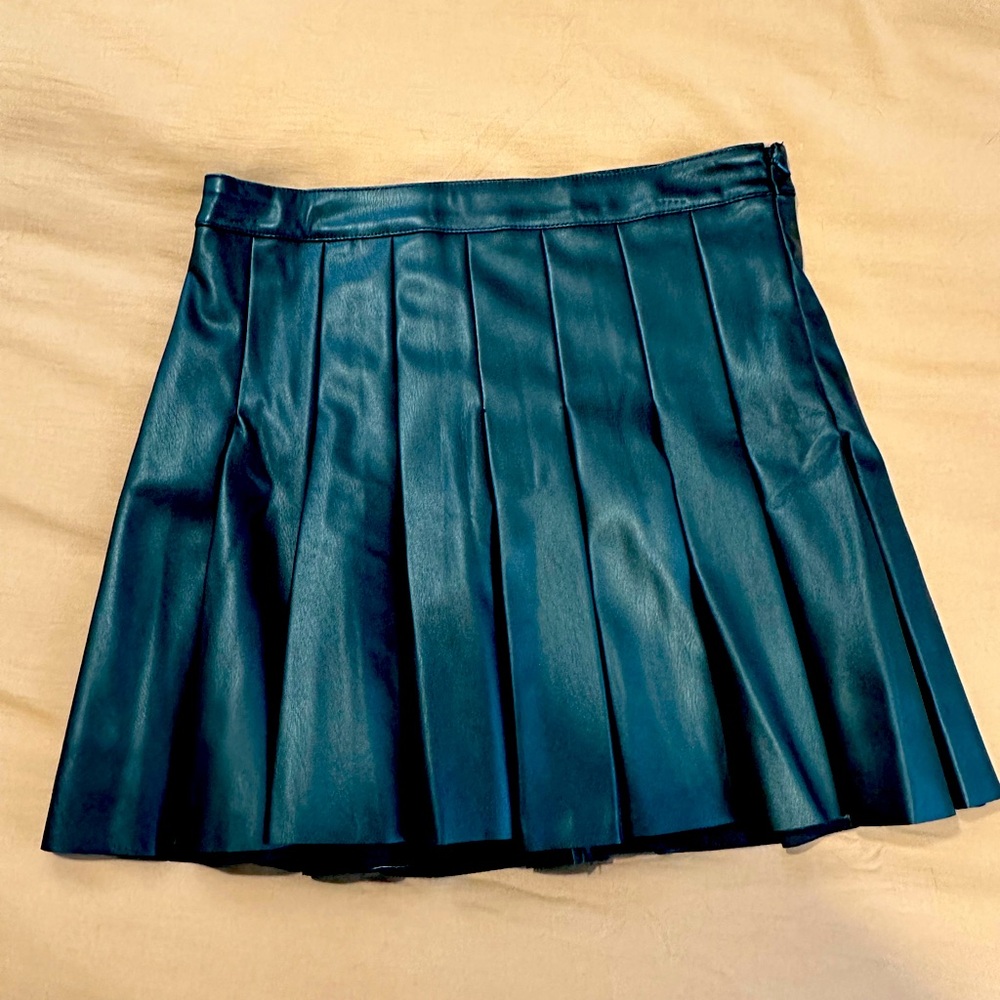 NWOT pleated black leather skirt - Size M